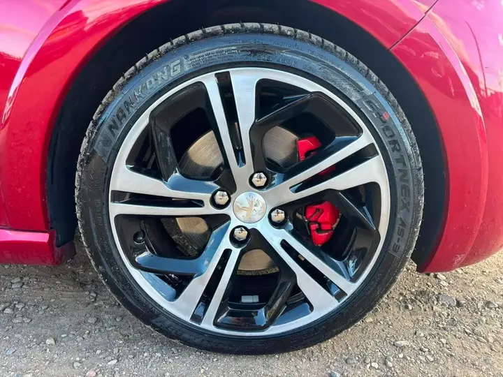 Peugeot 208 2014 photo 5