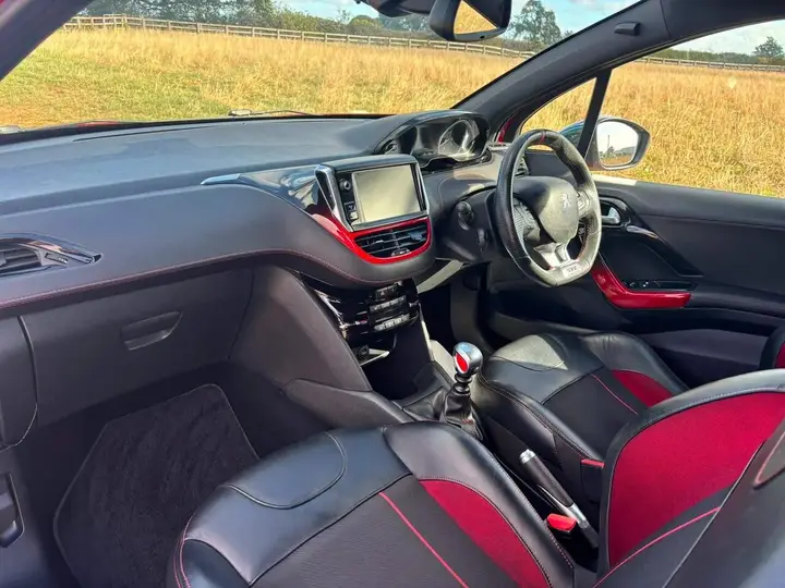 Peugeot 208 2014 photo 2
