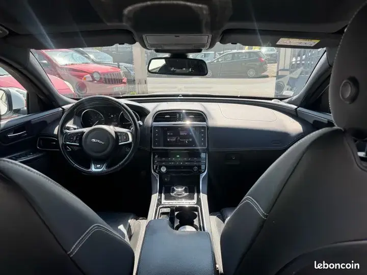 Jaguar Xe 2017 photo 5