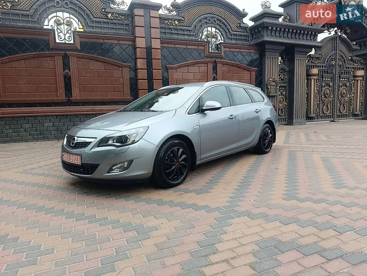 Opel Astra 2011 photo 2