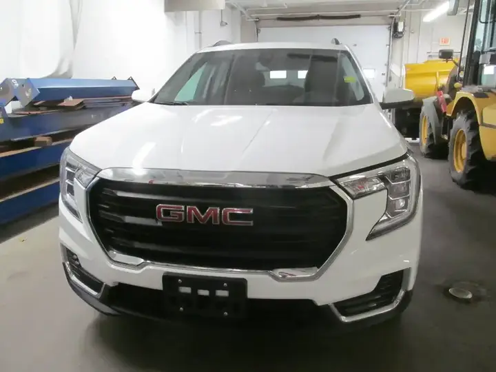 GMC Terrain 2024 photo 2