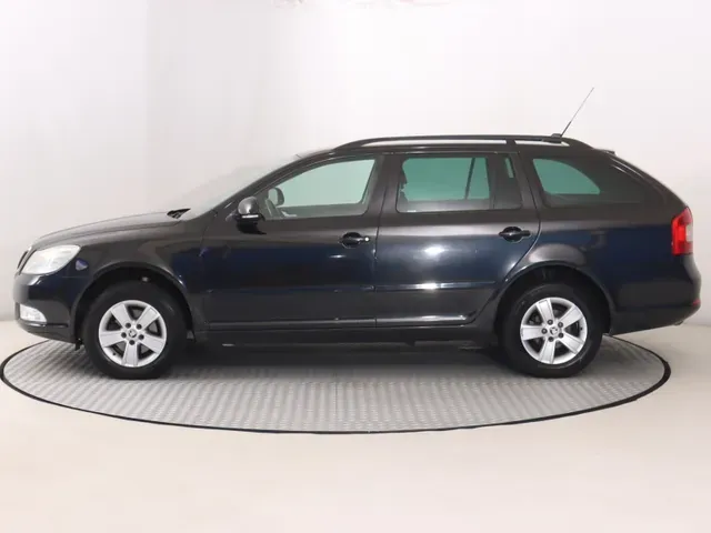 Skoda Octavia Combi 2010 photo 2