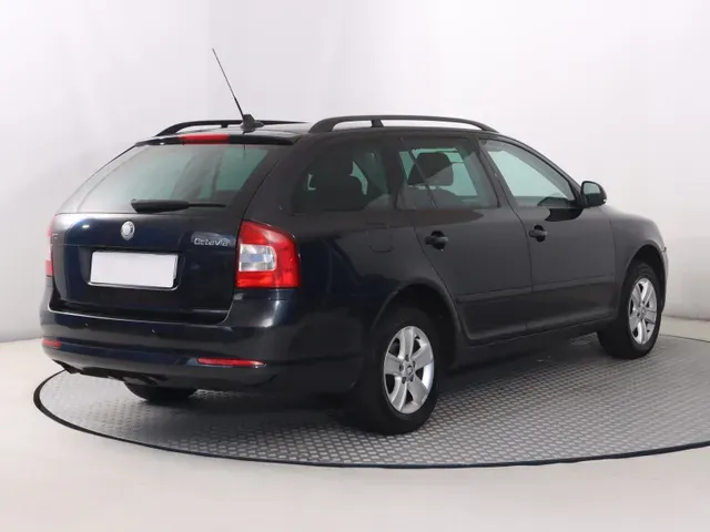 Skoda Octavia Combi 2010 photo 4
