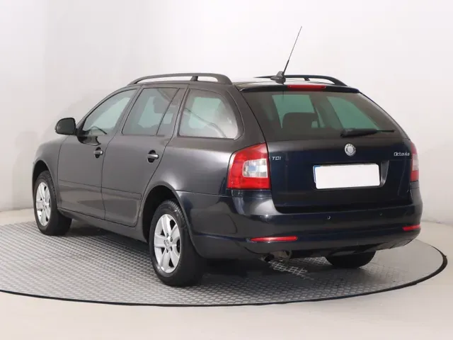 Skoda Octavia Combi 2010 photo 3