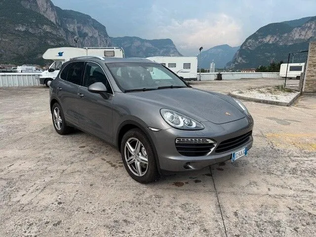 Porsche Cayenne 2011 photo 2