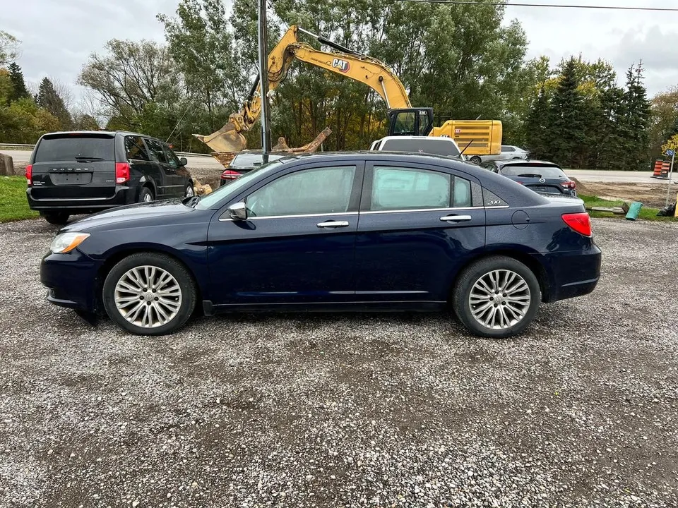 Chrysler 200 2014 photo 2