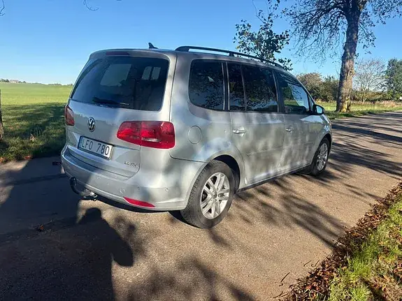 Volkswagen Touran 2011 photo 2