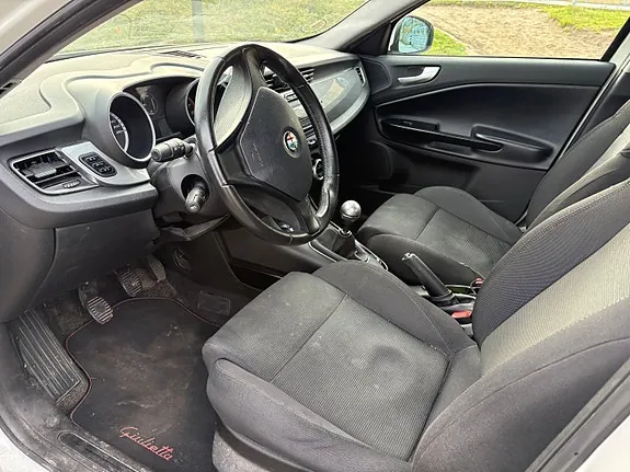 Alfa Romeo Giulietta 2012 photo 2