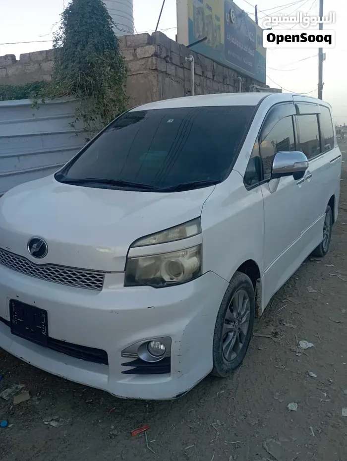 Toyota Voxy 2005 photo 5