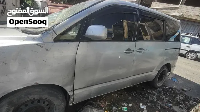 Toyota Voxy 2005 photo 3