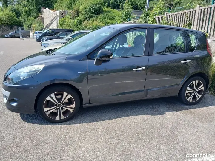 Renault Megane 2011 photo 2