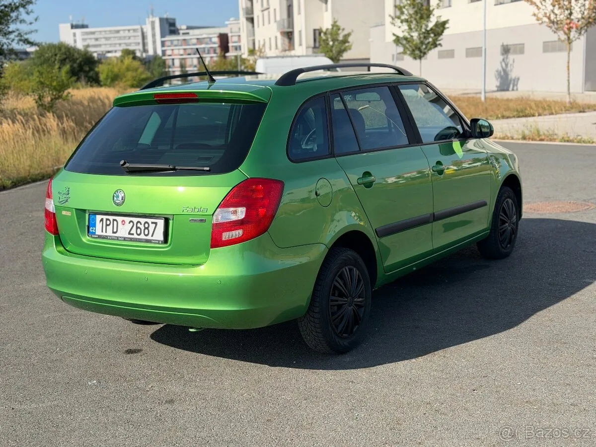 Skoda Fabia 2011 photo 4