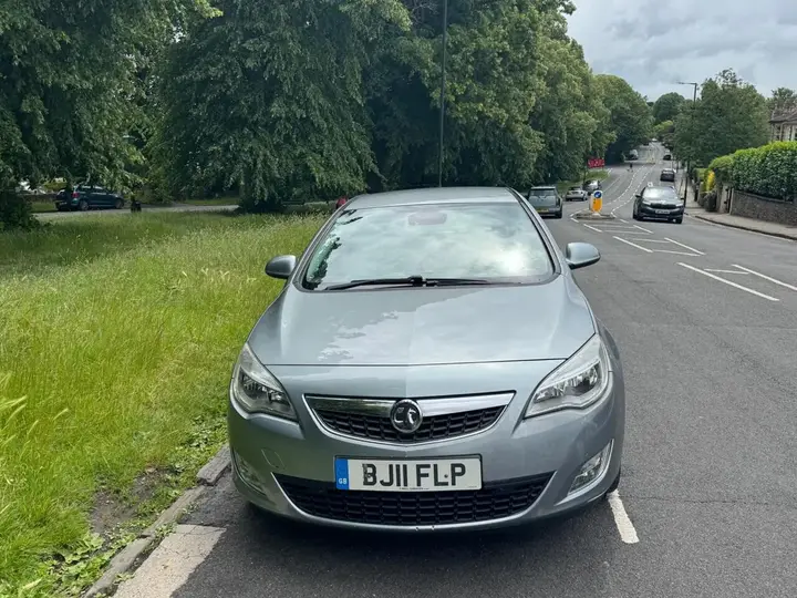 Vauxhall Astra 2011 photo 2