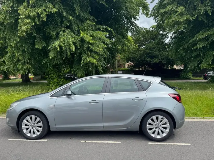 Vauxhall Astra 2011 photo 3