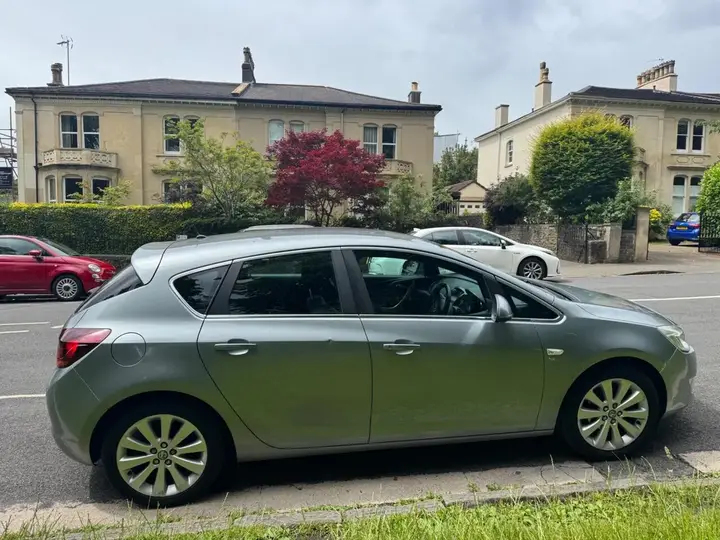 Vauxhall Astra 2011 photo 5