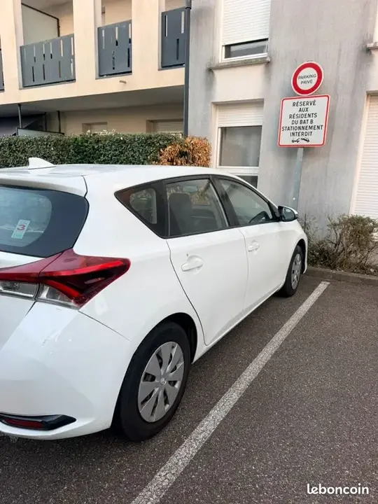 Toyota Auris 2017 photo 3