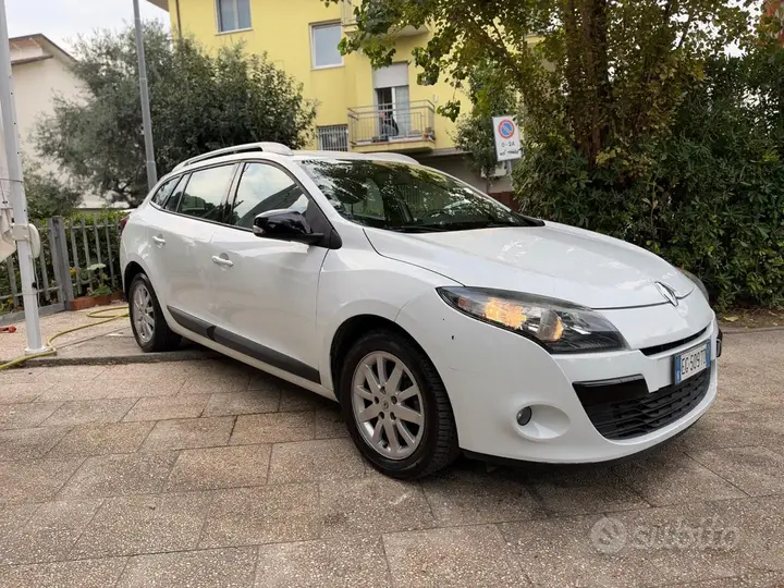 Renault Megane 2011 photo 2