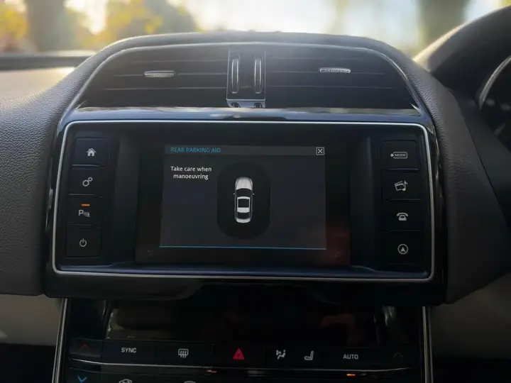Jaguar Xe 2017 photo 3
