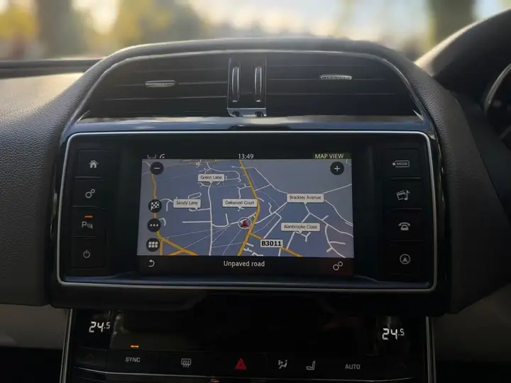 Jaguar Xe 2017 photo 2