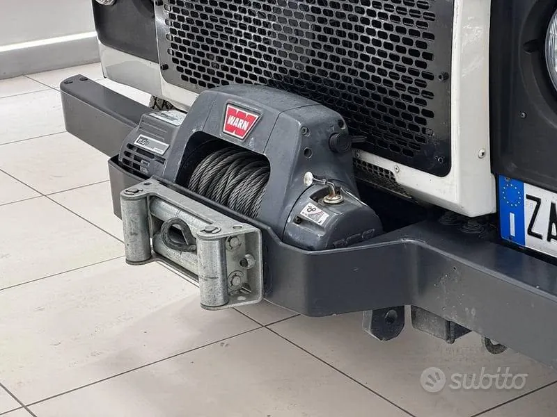 Land Rover Defender 2010 photo 4