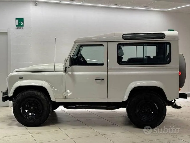 Land Rover Defender 2010 photo 5