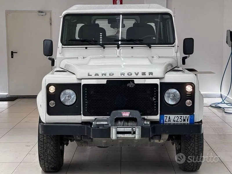 Land Rover Defender 2010 photo 2