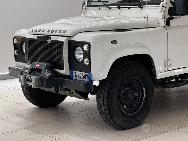 Land Rover Defender 2010 photo 3