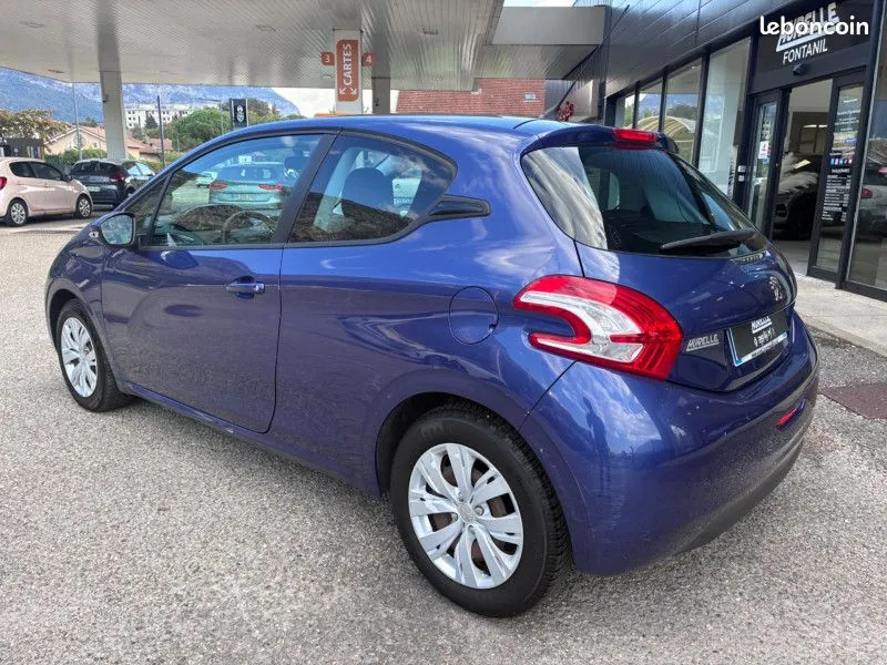 Peugeot 208 2013 photo 3
