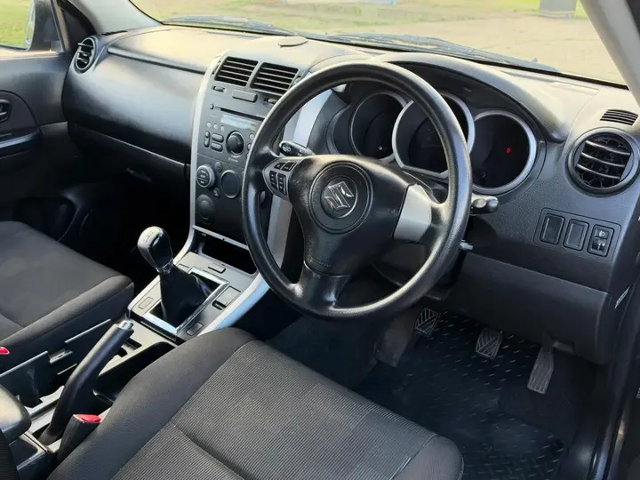 Suzuki Grand Vitara 2011 photo 2