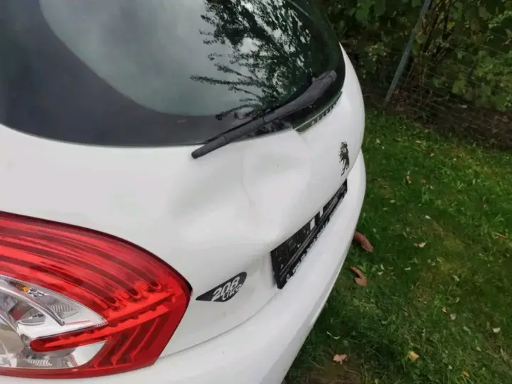 Peugeot 208 2015 photo 3