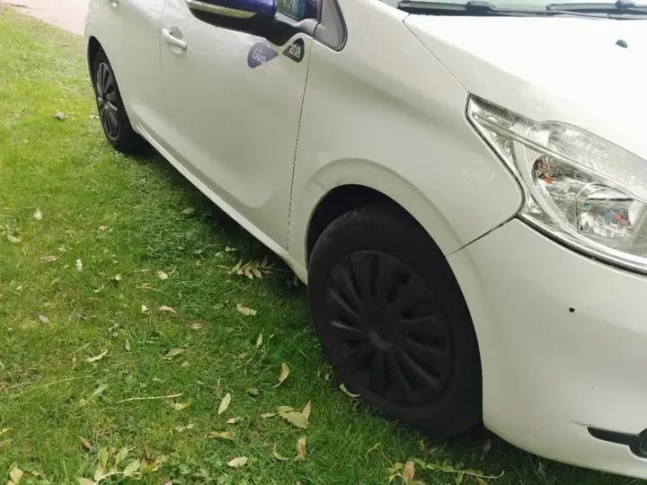 Peugeot 208 2015 photo 2