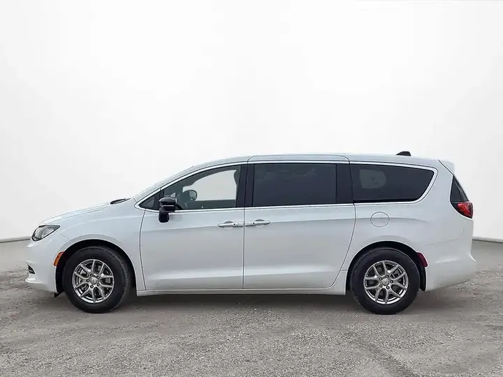 Chrysler Grand Caravan 2027 photo 2