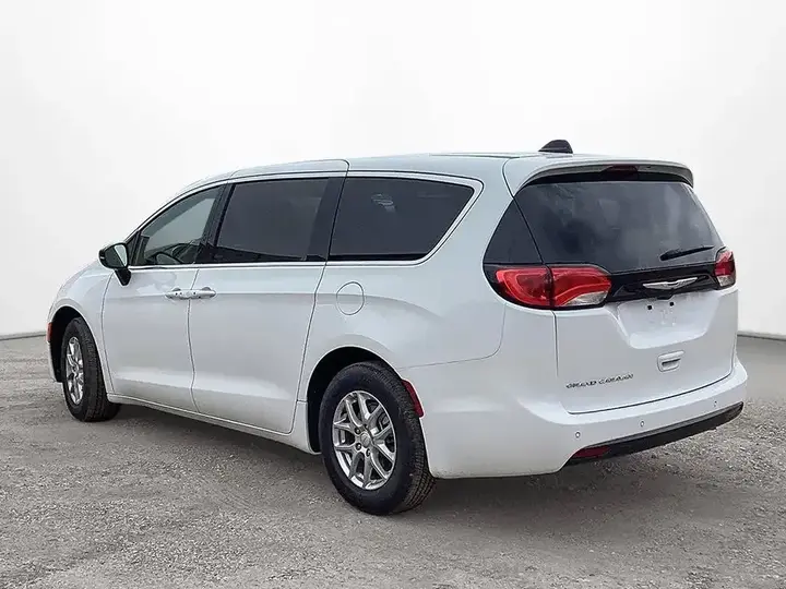 Chrysler Grand Caravan 2027 photo 3