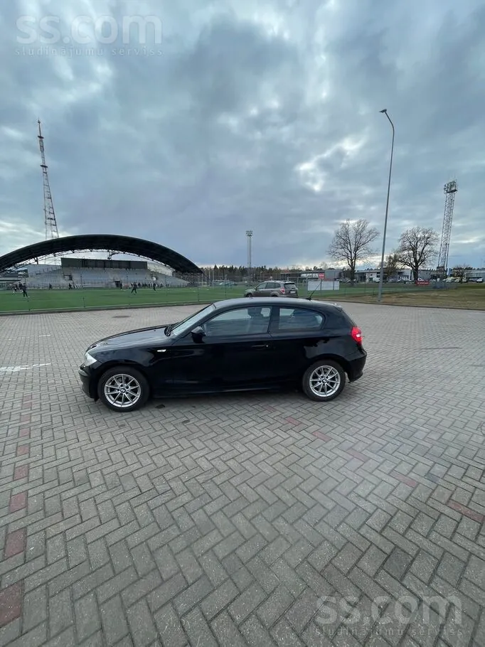 BMW 118D 2011 photo 2