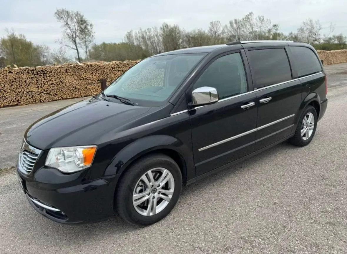 Lancia Voyager 2013 photo 2