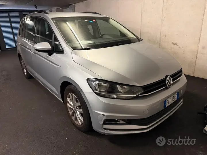 Volkswagen Touran 2017 photo 2