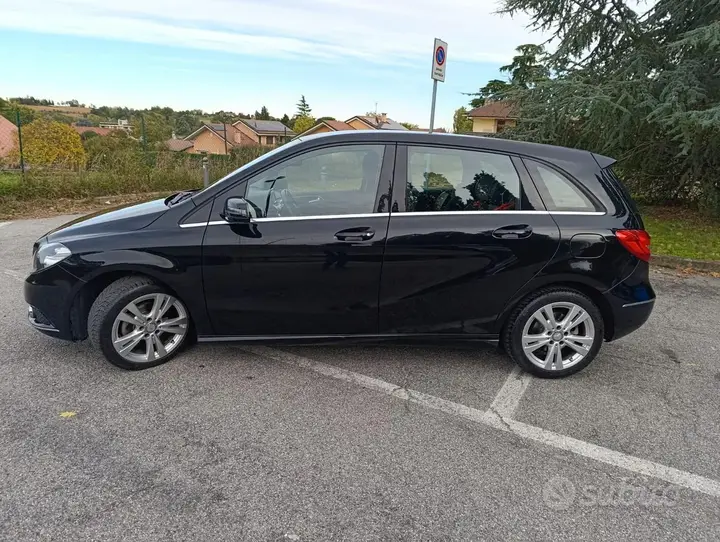 Mercedes-Benz B 180 2013 photo 2