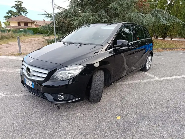 Mercedes-Benz B 180