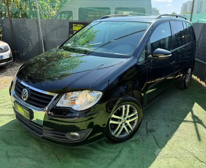 Volkswagen Touran 2010 photo 2