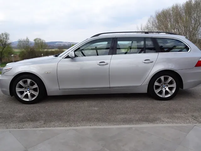 BMW 5 Series Touring 2004 photo 2