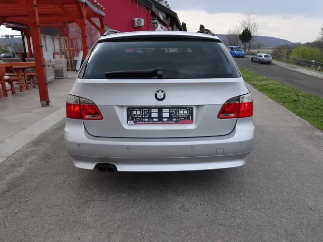 BMW 5 Series Touring 2004 photo 4