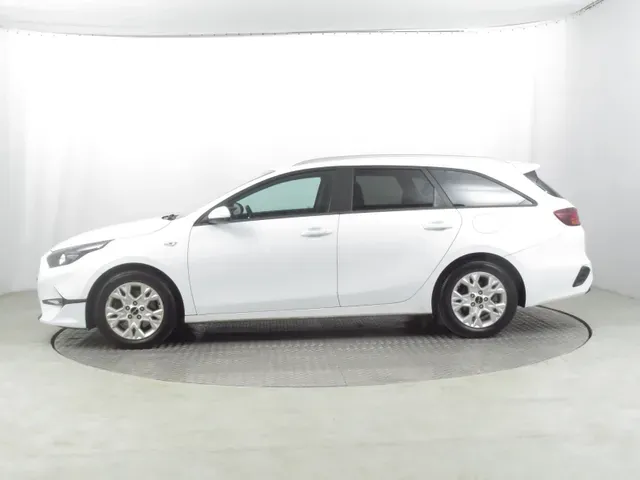 Kia Ceed Sw 2023 photo 2
