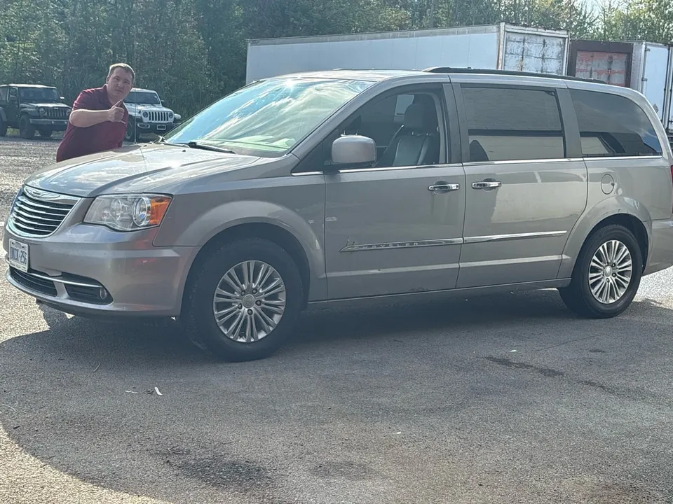 Chrysler Town & Country 2016 photo 2