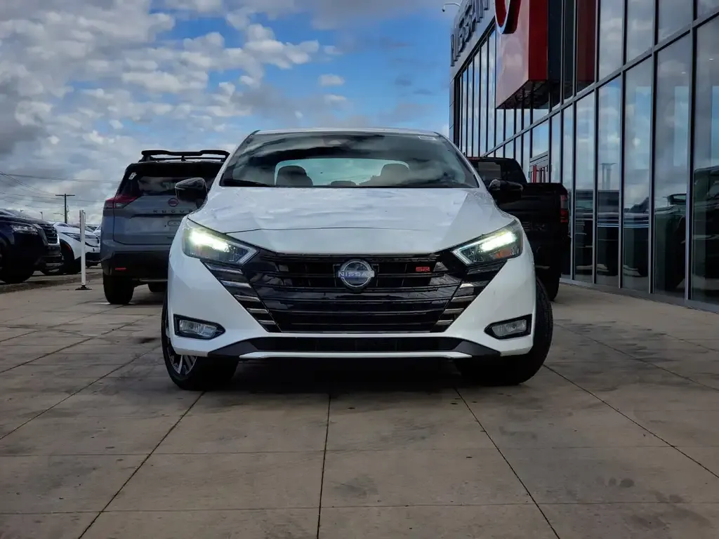 Nissan Versa 2023 photo 2