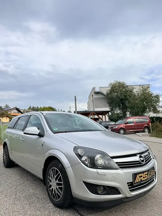 Opel Astra 2010 photo 3
