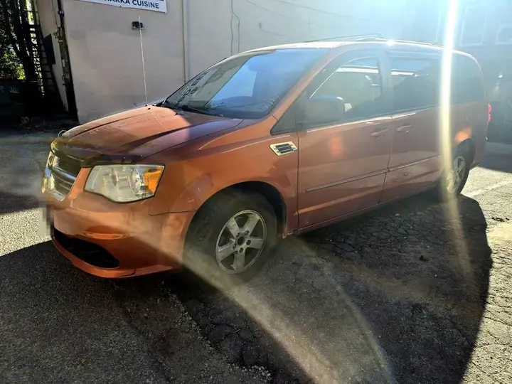 Dodge Grand Caravan 2011 photo 3