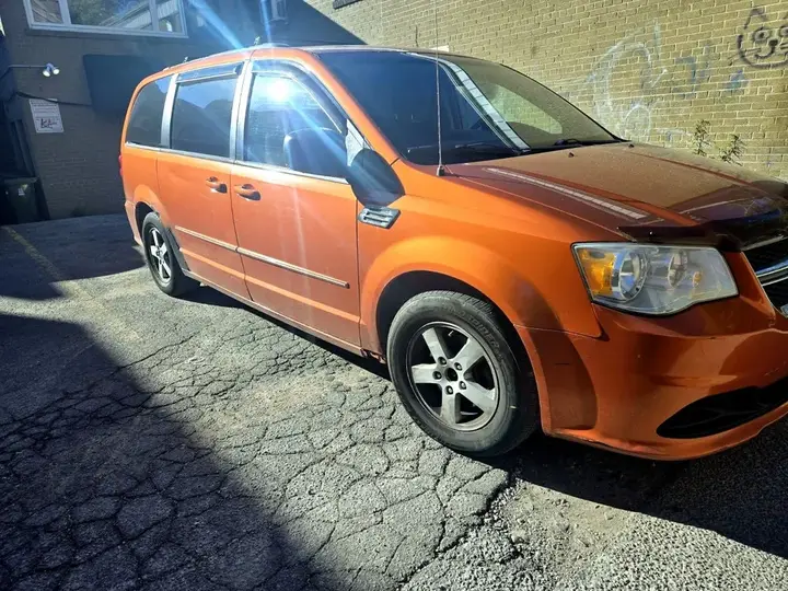 Dodge Grand Caravan 2011 photo 2
