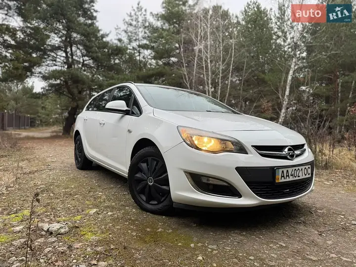 Opel Astra 2013 photo 2