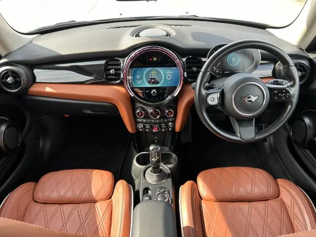 Mini Cooper D Premium Plus Package Classic Trim 2023 photo 3