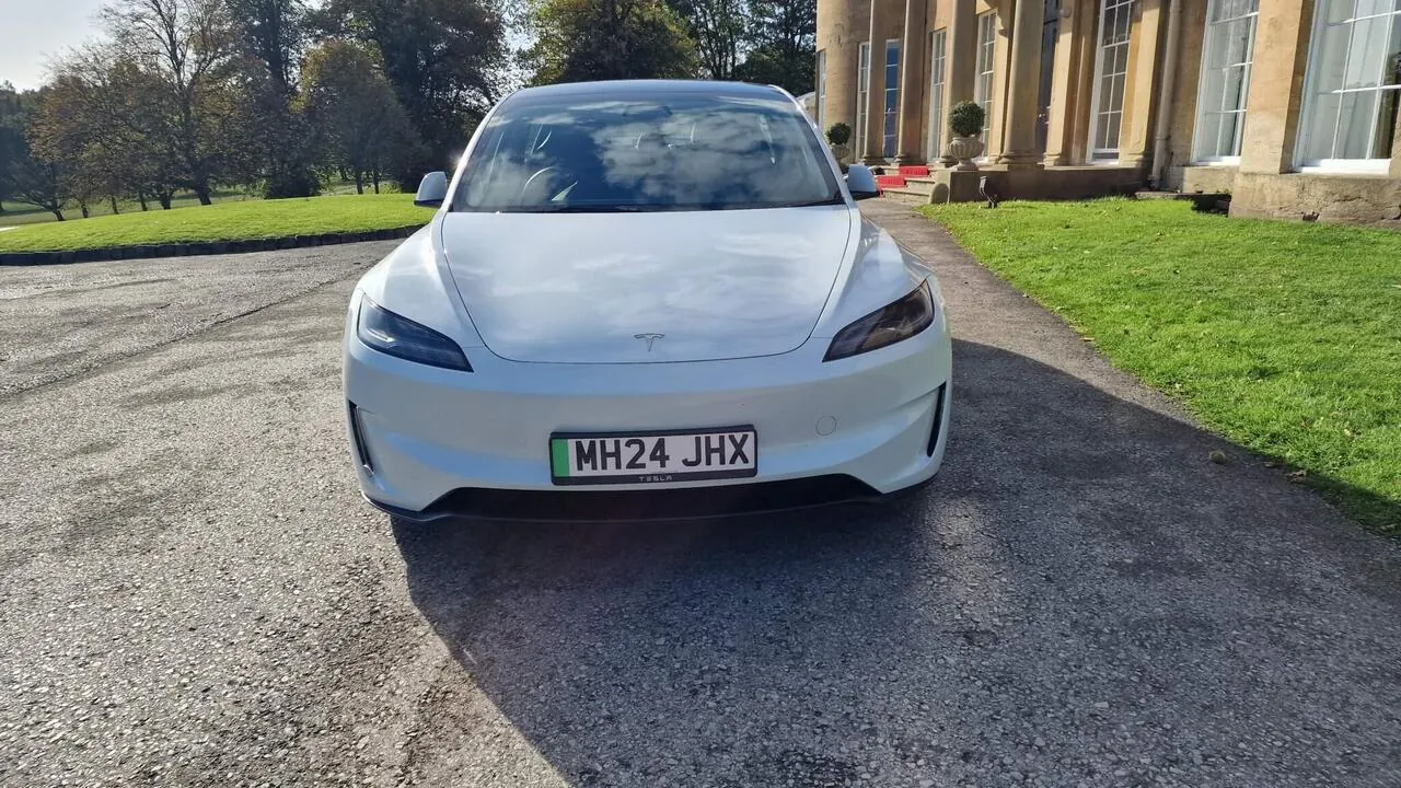 Tesla Model 3 2024 photo 2